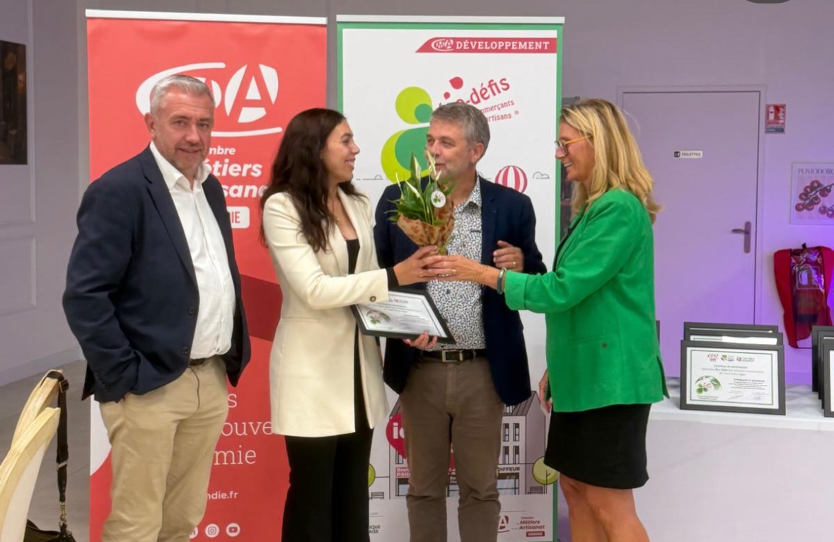 Un moment d’échange lors de la remise du certificat et de la plante